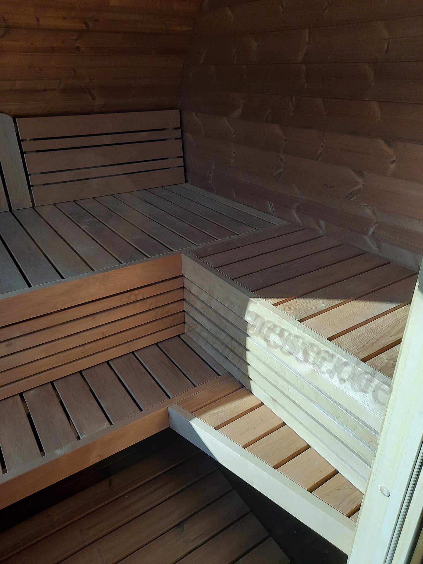 Kuschelige Innenansicht der Bausatz Fasssauna Ovaali für Elektro-Ofen – perfekte Wellness-Oase für Ihren Garten.