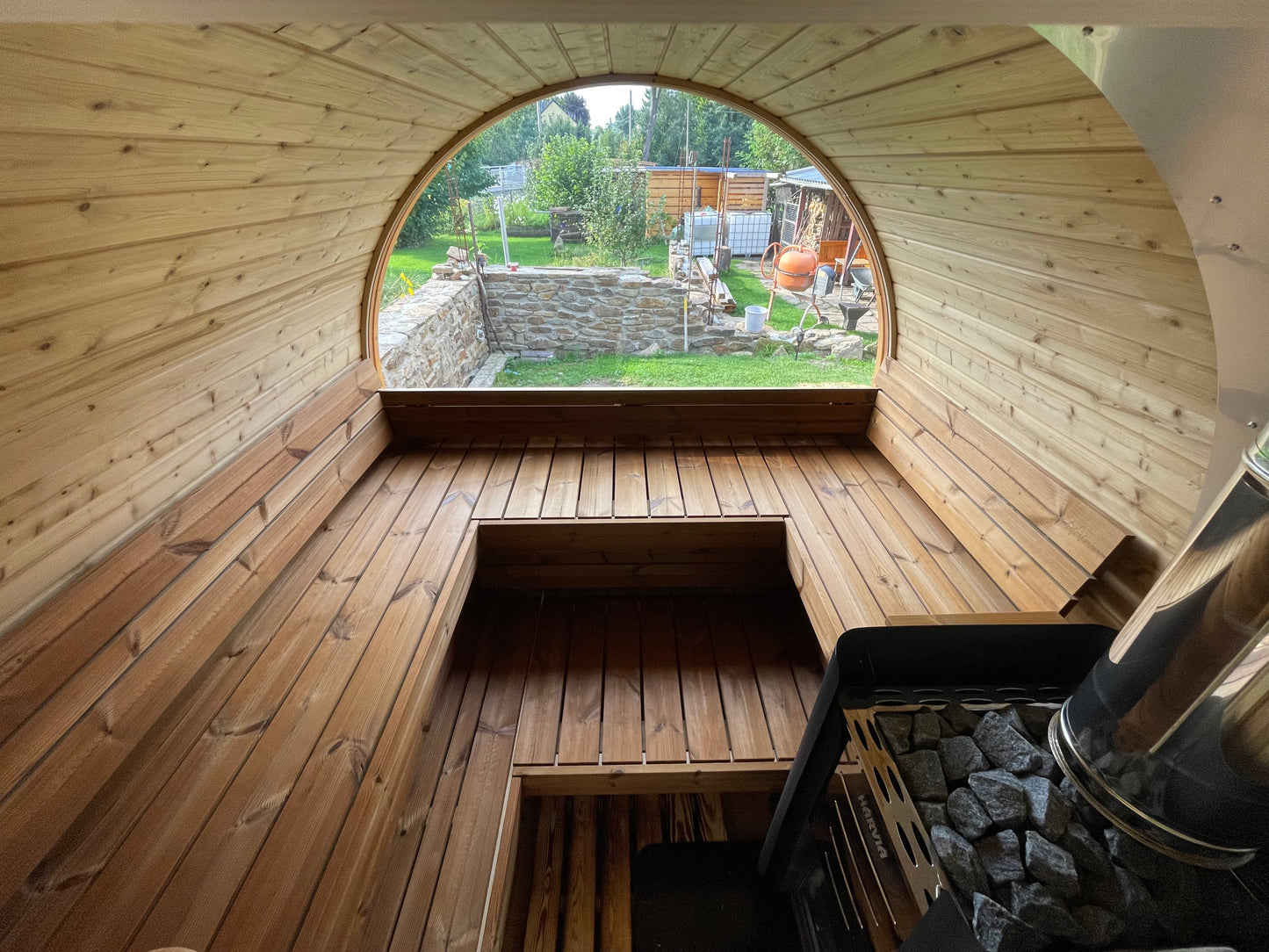 Entspannen Sie in der Fasssauna ALEX DE LUX mit hochwertigem Holz und großzügigem U-förmigem Design.