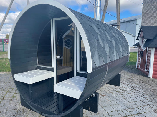 Fasssauna UNO 280 mit Terrasse – Ideal für Entspannung im Garten mit zusätzlichen Außensitzen zwischen den Saunagängen.