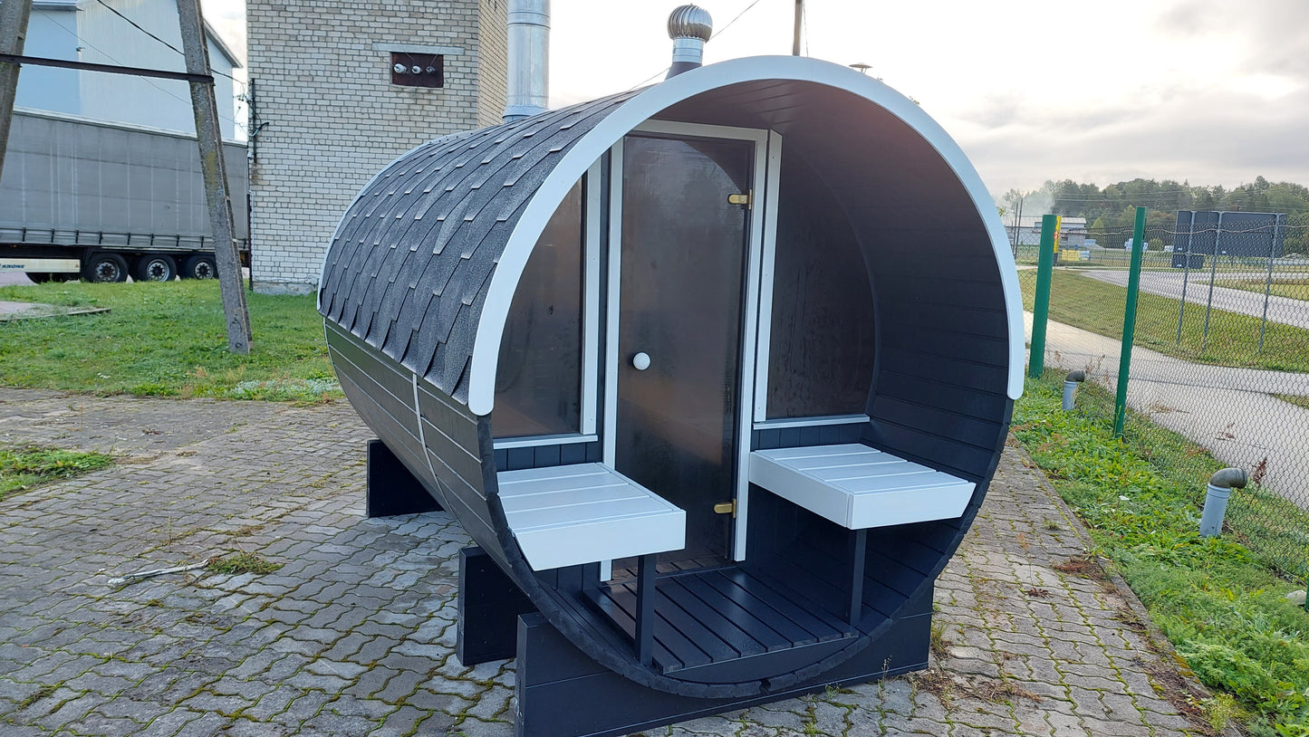 Fasssauna UNO 280 mit Terrasse bietet gemütliche Außensitze für entspannende Saunagänge im eigenen Garten.