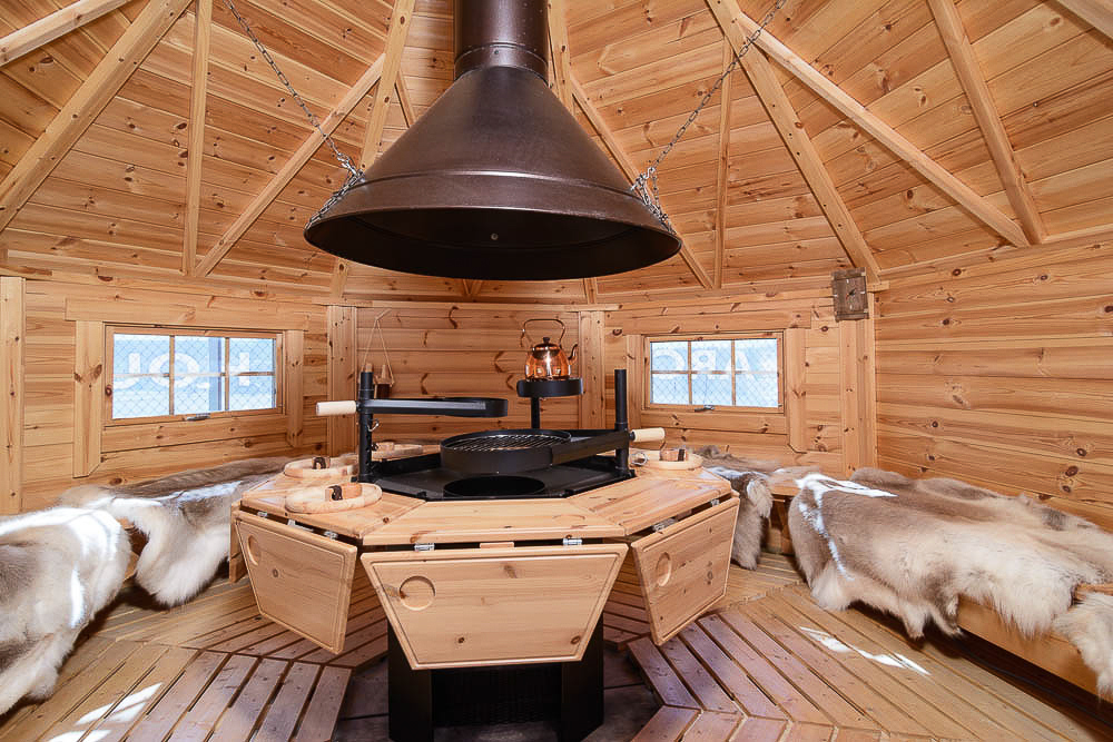 Erleben Sie mit der Arctic Grillkota 14,9 m² finnische Gemütlichkeit für unvergessliche Grillabende im Garten.
