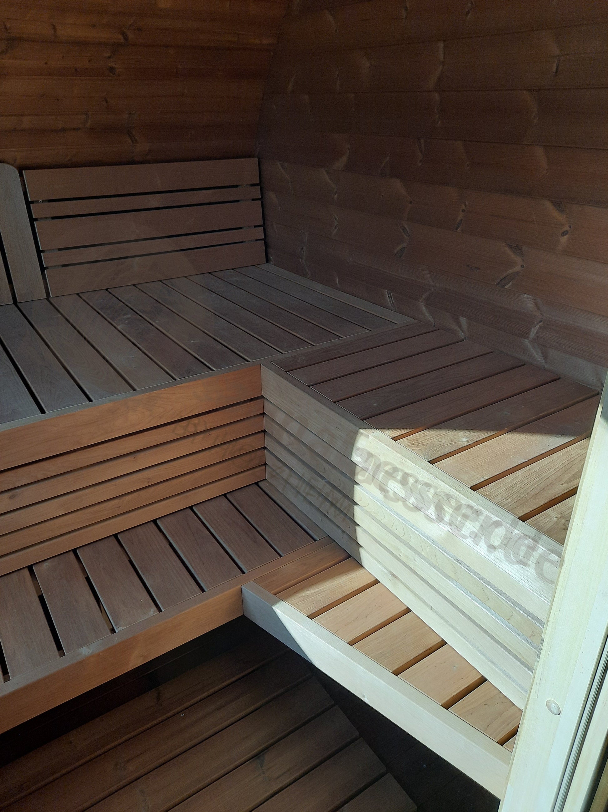 Kuschelige Innenansicht der Bausatz Fasssauna Ovaali für Elektro-Ofen – perfekte Wellness-Oase für Ihren Garten.