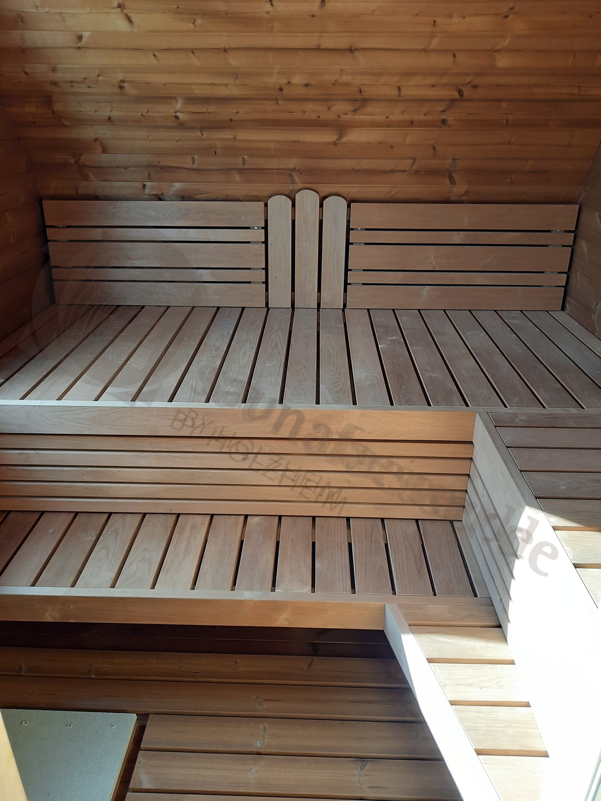Gemütlicher Innenraum der Bausatz Fasssauna Ovaali für Elektro-Ofen, ideal für Garten-Wellness und optimale Wärmeverteilung.